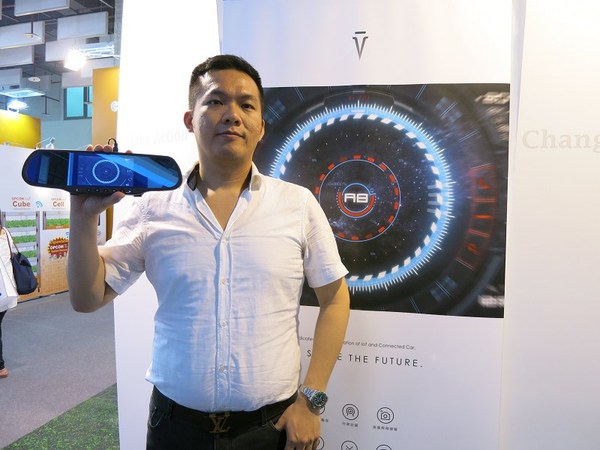 图2 : 谛诺科技Founder创办人刘晋良表示，谛诺科技的后视镜智慧车载整合系统ADENOVO结合社群、侦测驾驶性能、健康状态提醒等功能。