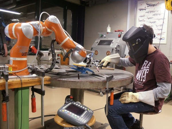 圖2 : 人與機器手臂的和諧共工是目前工業機器人的設計重點。(Source: ICRA 2014)