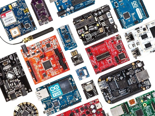 圖1 :  Arduino官方推出不少的家族廠品，若在加上仿製衍生的電路板，就更令人眼花撩亂、難以選擇。