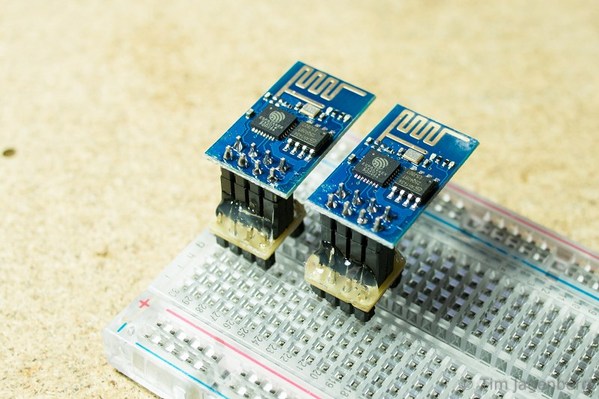 圖2 : Espressif公司推出一顆相當低廉的Wi-Fi收發器晶片ESP8266即有人開發出能相容Arduino開發環境與語法的函式庫。