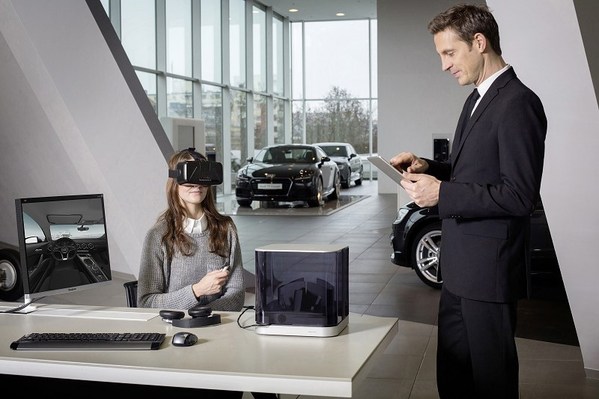 图3 : Audi推出VR Experience的体验，体验者可以透过HTC的虚拟实境头盔Vive Pre「进入」车内观察内装设计。