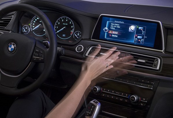 圖6 : AirTouch可以減少駕駛分心的時間，因為駕駛不必觸碰螢幕代表不需將視線移到螢幕上。
