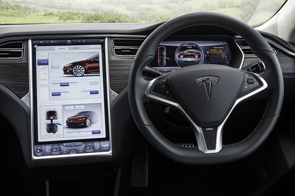 圖1 : 電動車與內燃機車輛相同，行駛距離、可用的電力與加速表現等，都是駕駛十分在意的基本要件。（Source：Tesla）