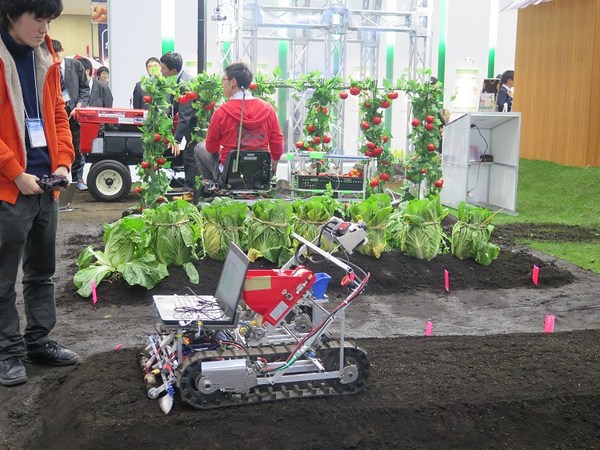 图4 : 日本研发单位针对农业开发的机器人，可以用来播种和采收作物。