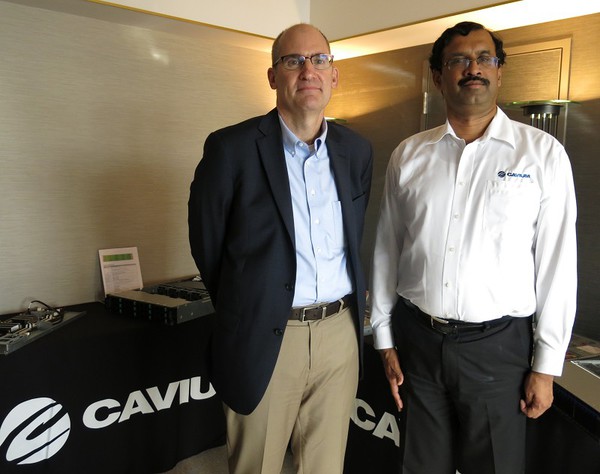 图4 : 左为CAVIUM软体生态系统方案事业部副总裁Larry Wikelius；右为CAVIUM资料中心处理器事业部副总裁Gopal Hegde