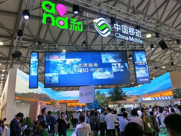 图3 : 相较于COMPUTEX，MWC Asia 2016的中国一线参展厂商在解决方案的展示上，大量使用大尺寸显示萤幕，增加展示效果与互动性。 (摄影：姚嘉洋)