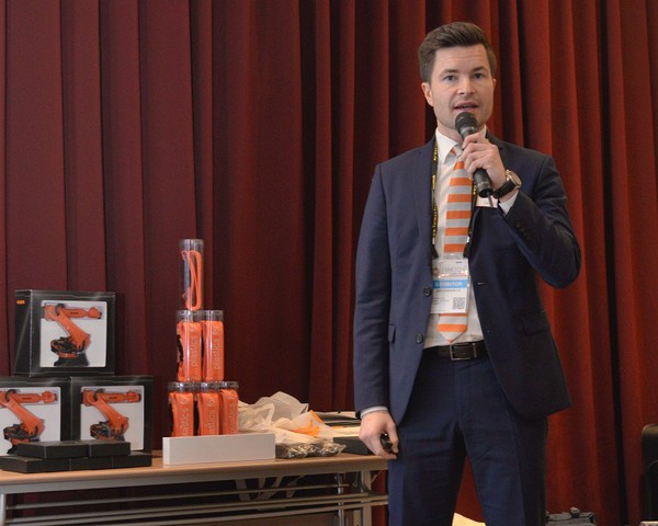 圖5 : 德國易格斯總公司的工具機部門國際總監Lukas Czaja，分享了該公司智慧工程塑膠如何結合物聯網，應用於工具機上。(攝影:陳念舜)