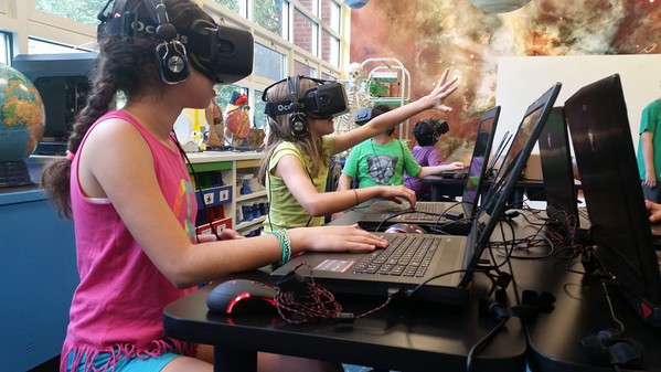 圖一 : 將VR應用於教育，一旦學員沉浸在無框的世界裡，注意力就會變得集中，學習效果得以提升。（Source：Touchstone Research）