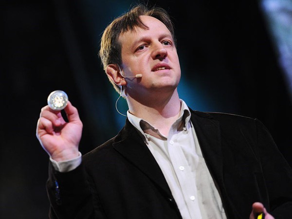 圖一 : Harald Haas發表了利用LED燈泡所完成的Li-Fi。
