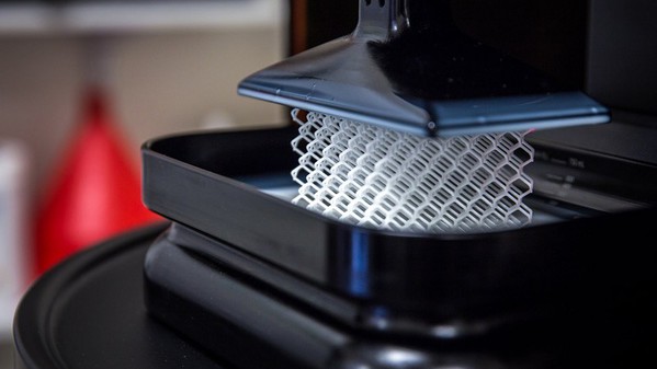 图二 :  HP的Jet Fusion 3D列印机的列印速度为现有机种的10倍以上，成本则下降50%。(摄影／王明德)