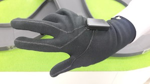 圖一 : 智慧遙控手套為體感智慧型紡織品，為紡織品加入監測與感測功能。(攝影/陳復霞)