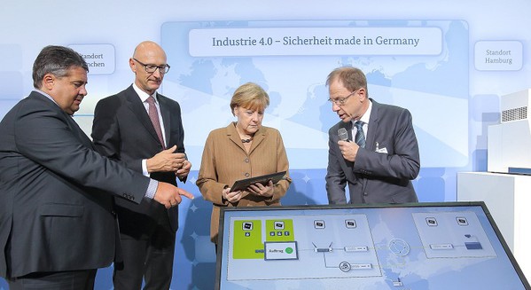 图一 : 德国总理梅克尔在2012年开始推动工业4.0政策，希望可解决未来德国因人口老化造成劳动力减少，所带来的竞争力降低问题。 (Source: Infineon)