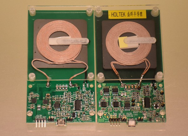 图2 : 两款盛群研发的无线充电电路板(左为新品)。 (摄影/叶奕纬)