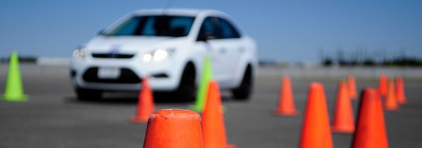 圖1 : 近年汽車製造商道路測試次數增加，自駕卡車與巴士以Daimler進展最快；小客車則以Audi領先。(source: AAA.com)