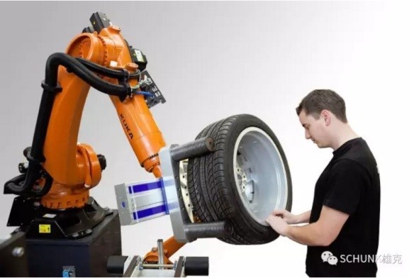 图5 : 机器人技术和机电一体化是车轮生产的大势所趋(图片来源：Schenck RoTec)