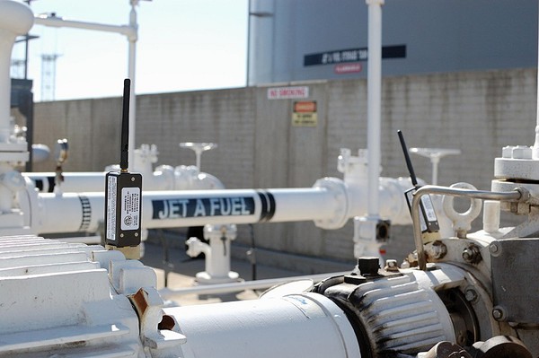 圖3 : 在危險環境中監視工作狀態─ TDG Technologies 提供的 SmartHAWK 無線振動和溫度感測器在一個機場油庫中監視油泵振動和溫度。