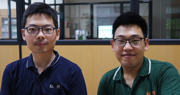 图3 : 魏绍文（左）、魏绍凯是虹兴重要的业务人才，同时也是兄弟档。 （摄影／王景新）