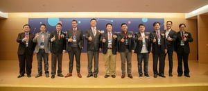 图一 : 资策会与区块链新创共识科技共同联手举办的区块链大型产业技术峰会於今(29)日盛大登场，图为贵宾会後合影