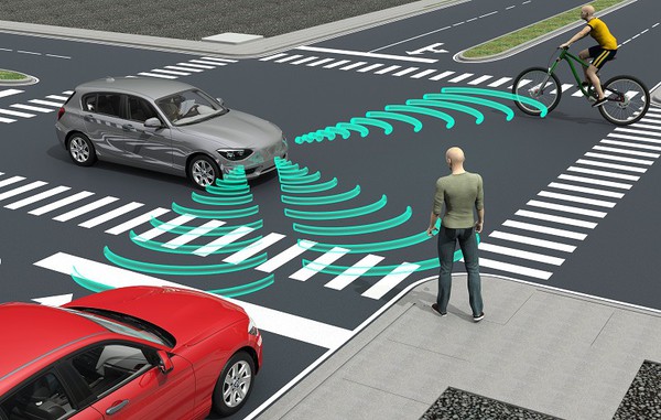 图1 : 自驾车为了要更清楚掌握周遭环境，增加越来越多的感测器，让中央的决策电脑需要更强的运算能力，以应付有无限多种可能性的行车情况。（source：RDMag）
