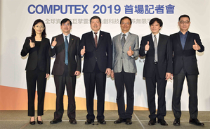 圖一 : (左至右)訊連科技首席營運長古媄君、AMD台灣董事總經理林建誠、外貿協會秘書長葉明水、電腦公會副總幹事張笠、BenQ明基逐鹿總經理曾文興、以及SUPERMICRO技術服務產品管理協理張順風