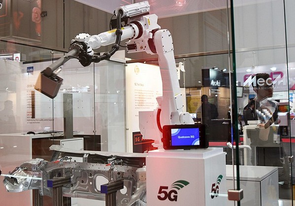 圖3 : 德國卡爾蔡司(Carl Zeiss)展示了機器人和5G整合後的最新應用技術（source: Robot-digest）