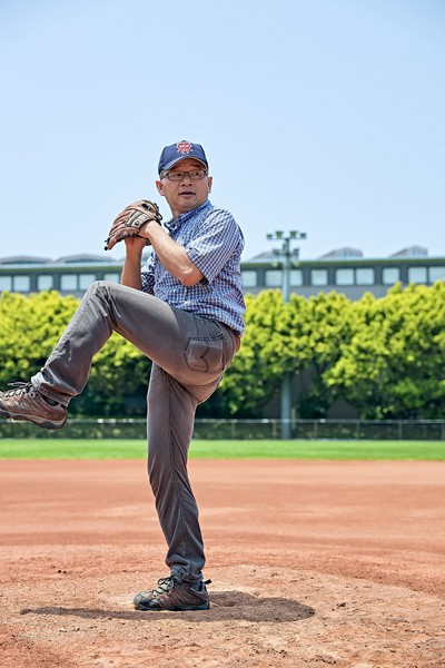 图三 : 吴诚文教授拿起棒球和手套试投，虎虎生风，完全看不出已届60岁，还拥有当年少棒冠军的身手。