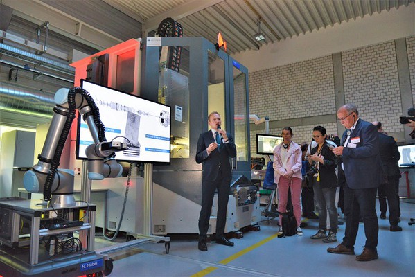 圖4 : 經由媒體參訪德國漢諾威IFW生產工程和工具機研究所演示，瞭解其最新研究領域。（攝影／陳念舜）