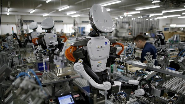 圖3 : 工業機器人介於專用機械設備和人工之間，在工作複雜度提高與大量產品的考慮下，活用機器人技術為提升設備系統能力的關鍵，所產生的效果將優於專用機。（source： https://cms.qz.com）
