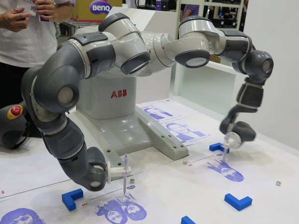 图六 : 双臂协作机器人可同时多工运作，效率更加倍。