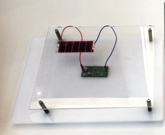 图二 : 采用一个商用太阳能电池板演示RSL10太阳能电池多感测器，该太阳能电池板能在200 lux下提供16 μA。