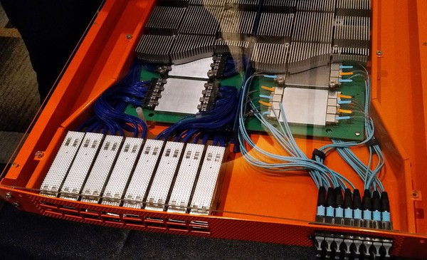 圖四 : PCB內的連結改採外接的光纖方案，以解決互連頻寬不夠的問題。（攝影／籃貫銘）