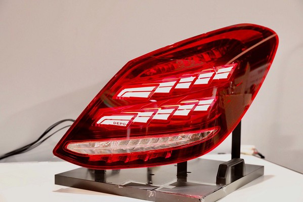 图四 : 「OLED车用先进环保车灯」省去导光板，组合简单，不但轻量化，且轻薄短小、防炫光，可节省尾灯的尺寸厚度。