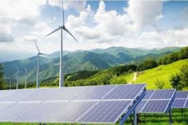 图四 : 台湾的太阳能和离岸风电发电量呈现上扬的态势。然而，若是要迈向全面绿电，却还是有不少问题未被提及或解决。 (source：aweablog.org)