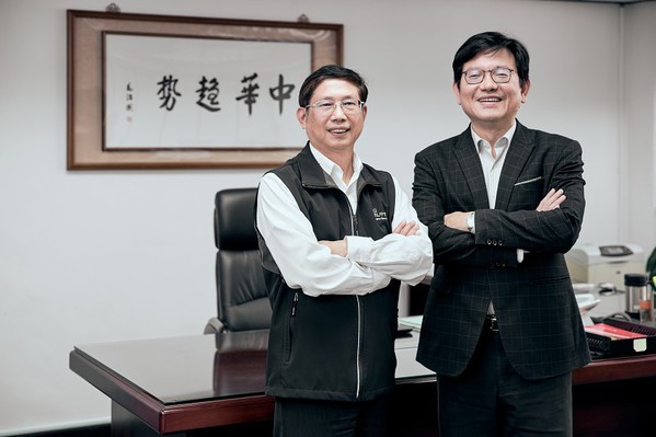 圖二 : 重視夥伴關係，林總經理（右）堅持一定要與中華電信智慧聯網處處長羅坤榮博士（左）一起合照。(攝影／王建發)