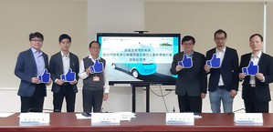圖一 : 圖左至右:創知能總經理鄭錦桐、臺灣智駕公司執行長沈大維、交通局局長陳學台、資訊局副局長高永煌、台北智慧城市專案辦公室主任李鎮宇、資拓宏宇副總經理蕭偉政合影(攝影/陳復霞 )