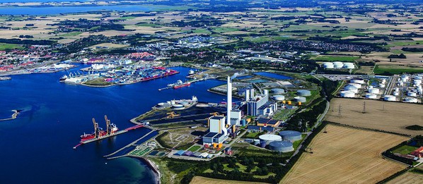 图2 : 卡伦堡的循环经济是典型的产业共生，现在园区里已有全球最大的胰岛素、酵素工厂，并有北欧最大的废水处理厂和丹麦最大的发电厂及炼油厂。（source：Nordregio）