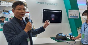 圖一 : 工研院生醫所所長林啟萬說明，工研院創新成果之一的單鏡頭3D內視鏡取像模組具有仿昆蟲微複眼及影像重組技術。(攝影 / 陳復霞 )