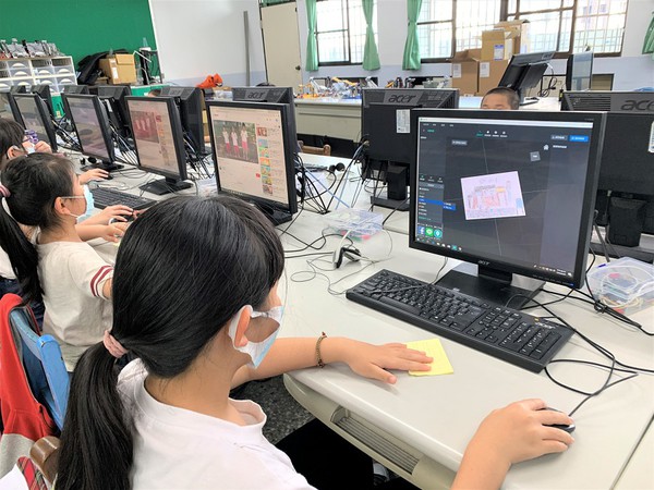 图二 : 米菲多媒体的水平式AR/VR开发平台整合了创作沉浸式应用所需的软硬体与服务支援，持续提供台湾中小学孩童学习AR/VR技术的优化环境，简易的操作介面开放人人都能创作内容。（soure：米菲多媒体）