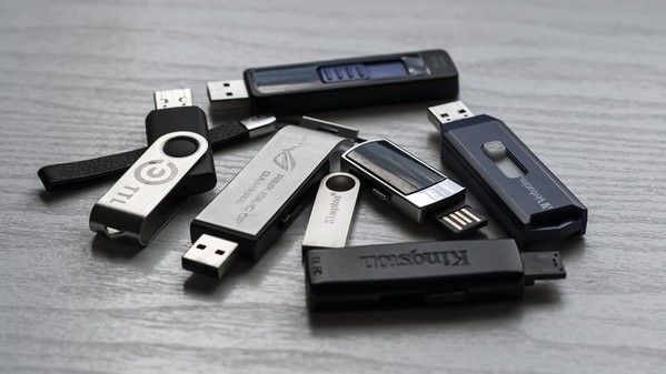 圖一 : USB 3.x的標準具有多種不同介面類型，使用上也令人困惑。