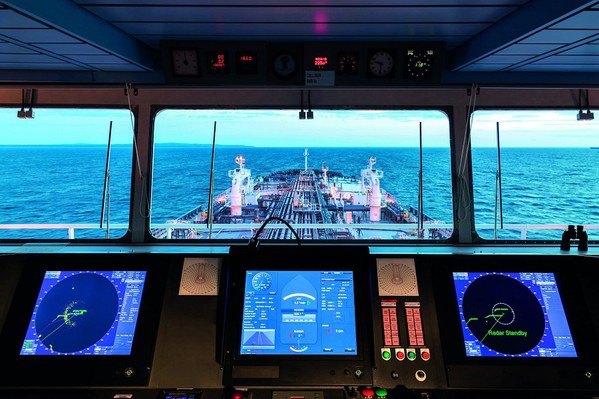 圖2 : 透過在船上建置智慧系統，結合ICT、監控系統、AI等技術，再利用寬頻通信能力，在航行過程中持續蒐集設備運作情形及航行數據。(source: marine-offshore.bureauveritas.com)
