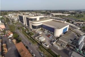 图二 : ST圣卡塔尼亚工厂跻身世界上最大的碳化矽晶圆厂之列，