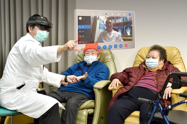 圖3 : 利用HoloLens成功使醫療人員接觸疾病的時間減少了83%。 （source：微軟）