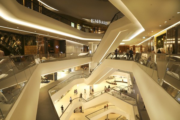 图一 : 在多层建筑物，特别是大型购物商场中，室内定位可以提供更好的应用体验。