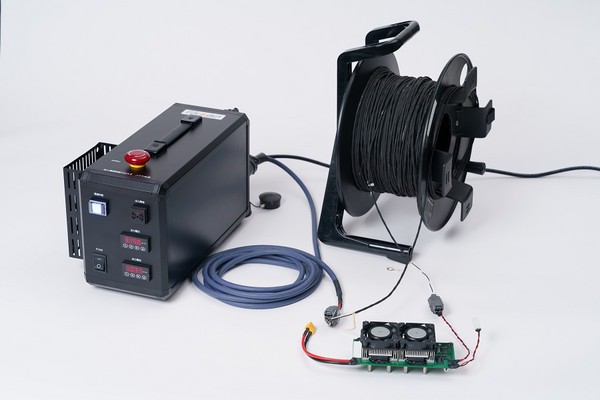 图2 : 系留无人机「电源控制箱II 主供电单元」（背面）的Fukaden供电单元和一部分电源单元，安装了两款 Vicor DCM? 元件（右侧）
