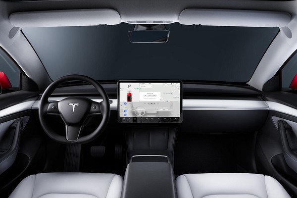 图四 : TESLA创新采用置於驾驶舱的平板萤幕作为车辆资讯显示仪表- Model 3。