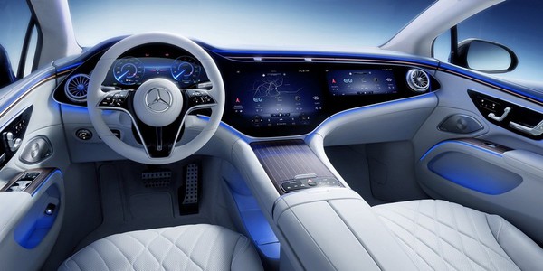 图五 : Mercedes-Benz的先进MBUX HYPERSCREEN驾驶座舱人机介面。