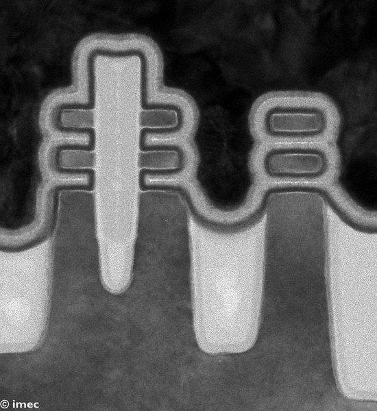 图四 : 整合於同片晶圆的奈米片与叉型片之穿透式电子显微镜（TEM）影像。其中，叉型片的n-p间距只有17nm，并成功整合了双功函数的金属闸极。