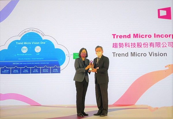 圖五 : 趨勢科技台灣區暨香港區總經理洪偉淦（右）接受獎項