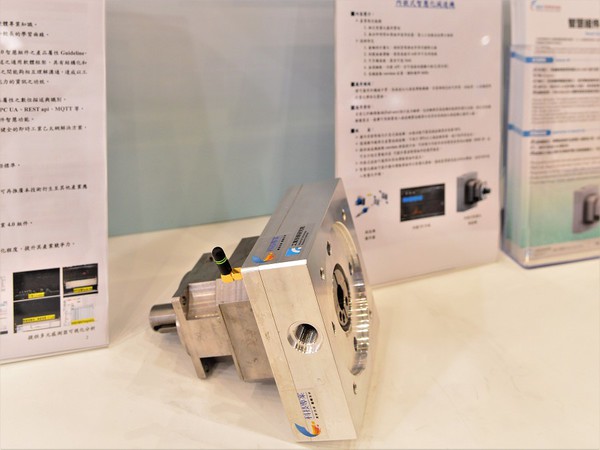圖3 : 工研院現已推出一般和台灣首見的智慧（PG/IG）兩款減速機，並採取嵌入式感測元件設計，可透過Wi-Fi無線傳訊，執行快速、高採集率測量。（攝影：陳念舜）