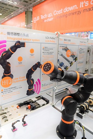 圖6 : igus展出具有4~6個自由度的ReBeL工業和服務機器人，可通過讀取內建整合的感測器和運動學數據，進行智能應用調控。